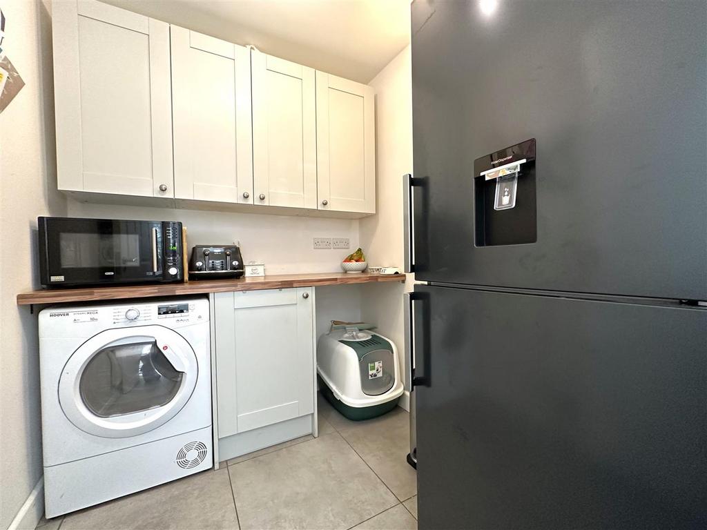 Separate Utility Room 935