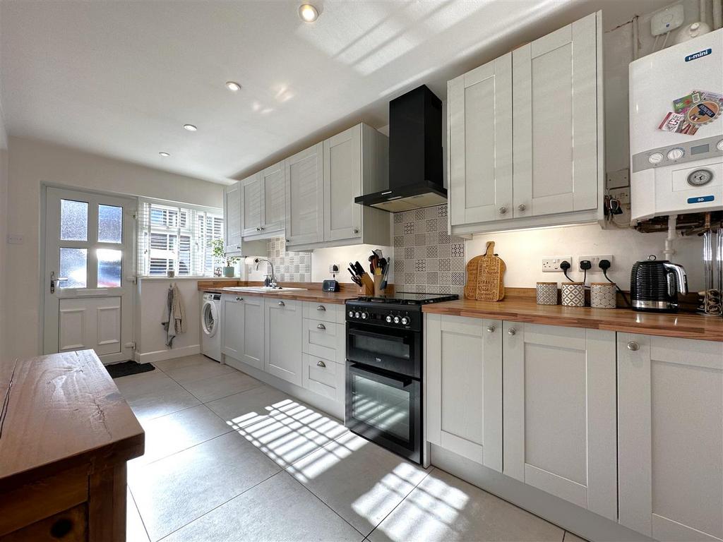 Extensive Kitchen 925