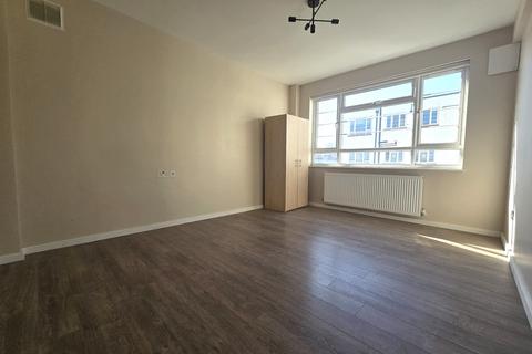 3 bedroom flat to rent, Beaumont Court Upper Clapton Road, London E5