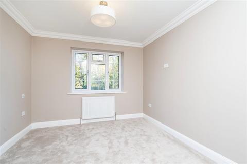 40 Craigmount, Radlett, WD7 7LW