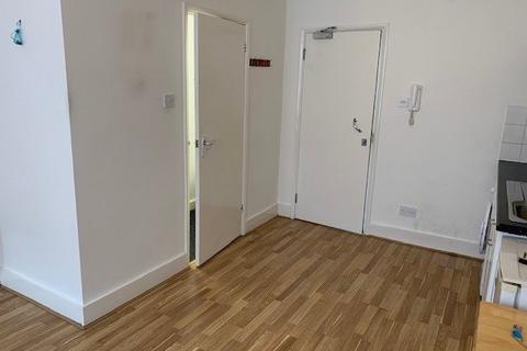 Studio to rent, Church Street, Enfield EN2