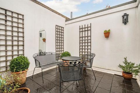 3 bedroom house to rent, Harley Place, London W1G