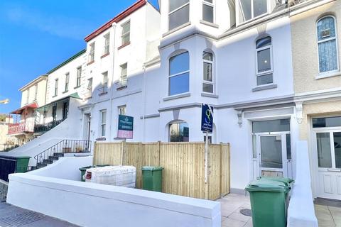 Studio flat near the beach.