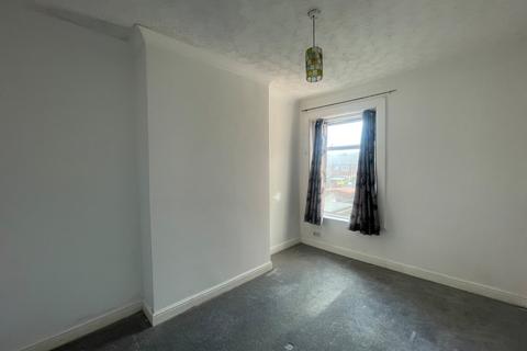 2 bedroom flat to rent, High Street, Hampshire SO50