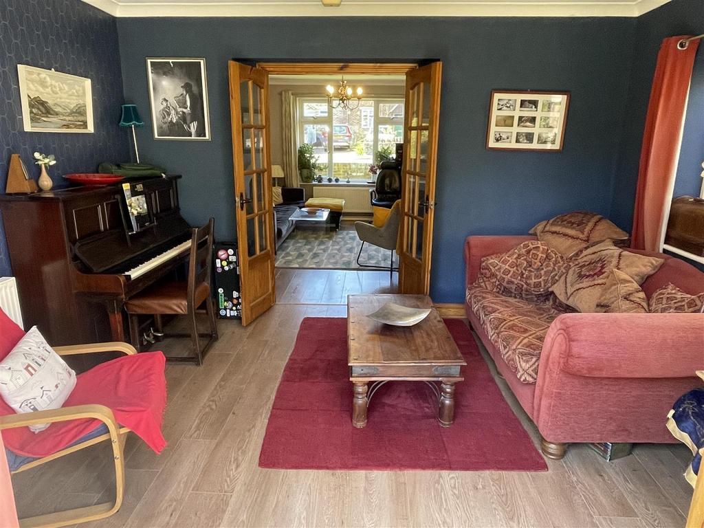 Garden room through to sitting room.JPG