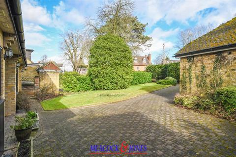 4 bedroom detached house for sale, Roundwood Avenue, Hutton Mount, Brentwood