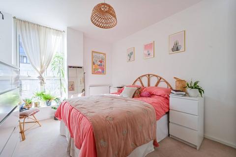 2 bedroom flat to rent, 18 Nellie Cressall Way, London E3