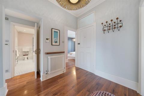 3 bedroom flat for sale, Belsize Park, London