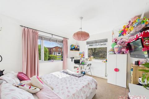 4 Abbey Gardens, Bangor On Dee, Wrexham, LL13 0DZ