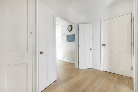 6b Parklands, Surbiton, KT5 8EA