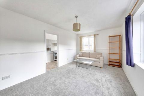 1 bedroom flat to rent, Cairngorm Close, Teddington TW11