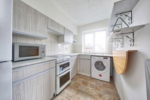 1 bedroom flat to rent, Cairngorm Close, Teddington TW11