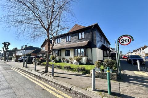 3 bedroom flat for sale, Ronald Hill Grove, Leigh-On-Sea