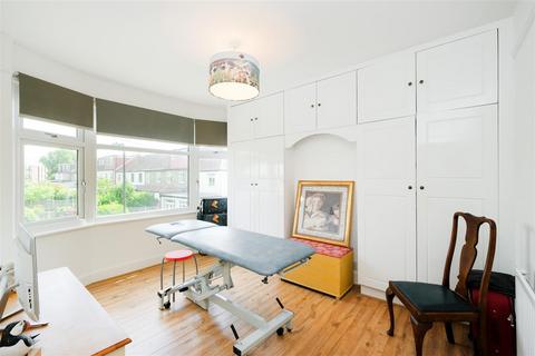 26a Whitehall Gardens, London, E4 6EH