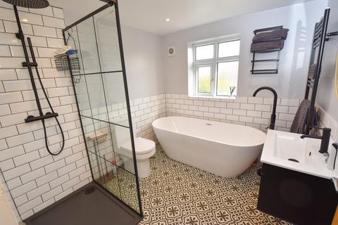 3 bedroom semi-detached house for sale, Aylesbury Avenue, Davyhulme, M41