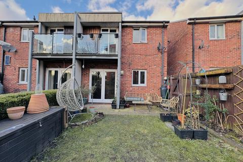 3 bedroom end of terrace house to rent, Stillwater Drive, Manchester M11