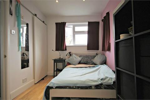 3 bedroom flat to rent, Bryan Avenue, Willesden Green