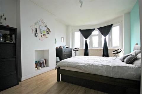 3 bedroom flat to rent, Bryan Avenue, Willesden Green