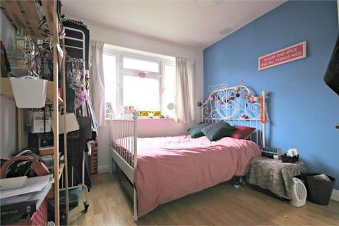 3 bedroom flat to rent, Bryan Avenue, Willesden Green