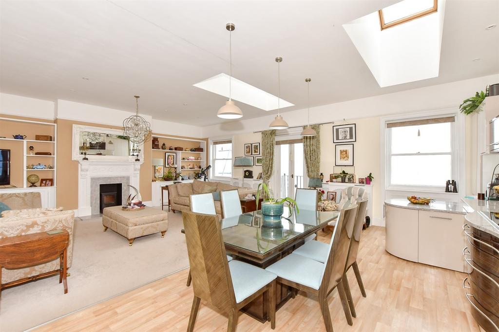 Lounge/Kitchen