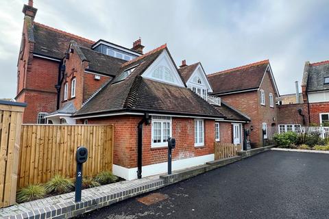 2 bedroom flat to rent, Milton Green, Christchurch Road, New Milton, Hampshire. BH25 6QG