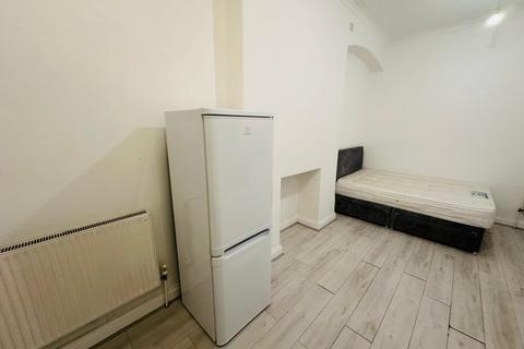 Studio to rent, Kenton Avenue, Harrow, HA1