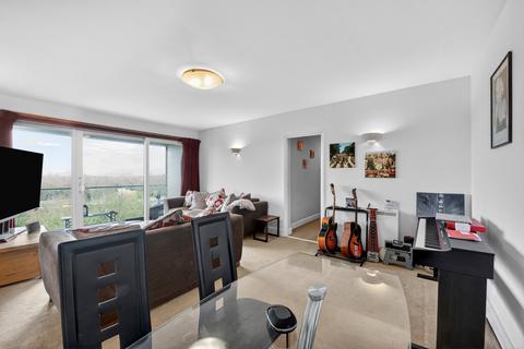 3 bedroom flat to rent, Roehampton Court, Queens Ride, London