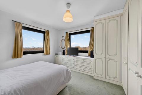 3 bedroom flat to rent, Roehampton Court, Queens Ride, London