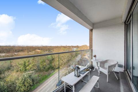 3 bedroom flat to rent, Roehampton Court, Queens Ride, London