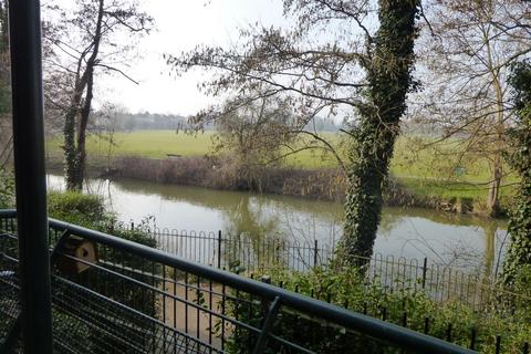 Avebury Avenue, Tonbridge TN9