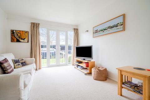 2 bedroom flat for sale, North Walls, Regnum Court, PO19