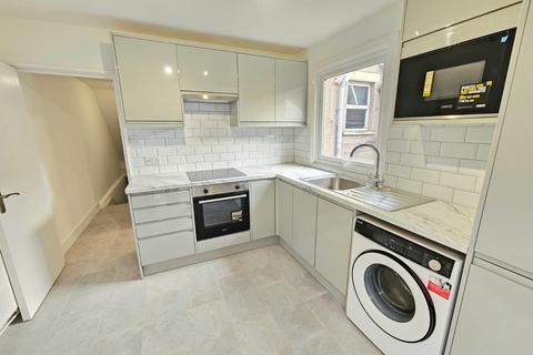 3 bedroom flat to rent, 35a Senrab Street, E1 0QF