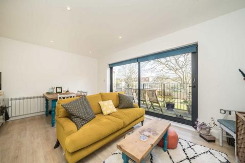 1 bedroom flat for sale, Gunnersbury Avenue, London W5