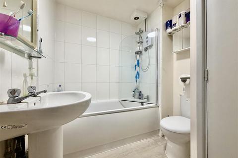 1 bedroom apartment to rent, Sheridan Court, Hounslow TW4