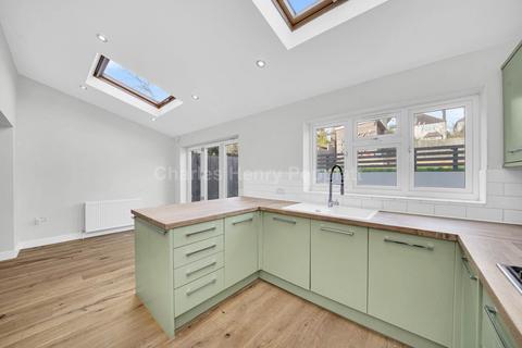5 bedroom semi-detached house to rent, Friern Mount Drive, Whetstone, N20