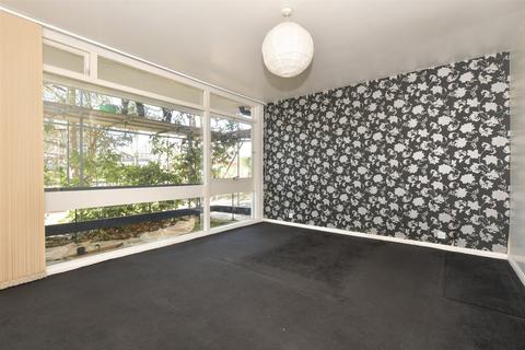 2 bedroom ground floor flat for sale, Woodford Road, London