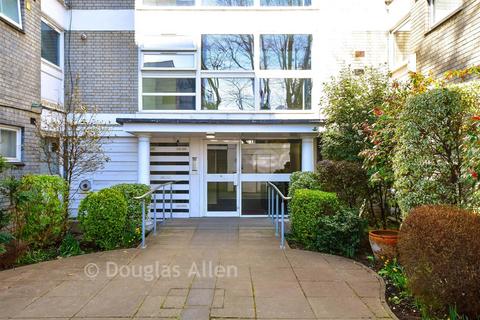 Wallbrook, London E18