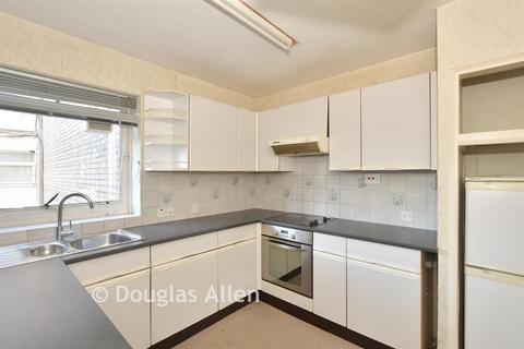 2 bedroom ground floor flat for sale, Wallbrook, London E18