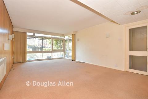 2 bedroom ground floor flat for sale, Wallbrook, London E18