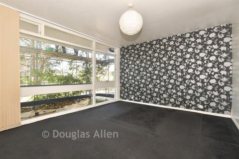 2 bedroom ground floor flat for sale, Wallbrook, London E18
