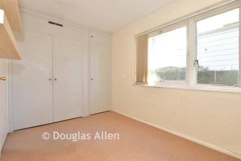 2 bedroom ground floor flat for sale, Wallbrook, London E18
