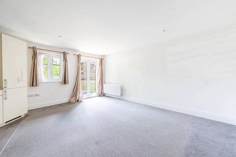 2 bedroom flat to rent, Elm Park Road, Pinner, HA5