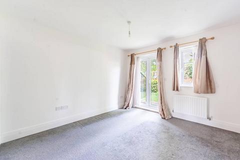 2 bedroom flat to rent, Elm Park Road, Pinner, HA5