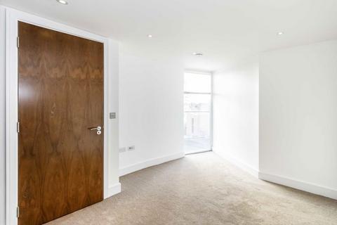 2 bedroom flat to rent, Flower Lane, London NW7