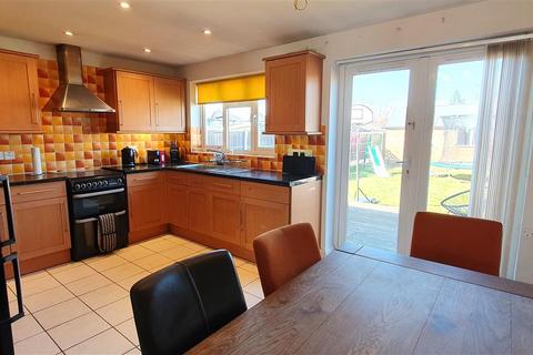 3 bedroom semi-detached house for sale, Staines Road, Bedfont