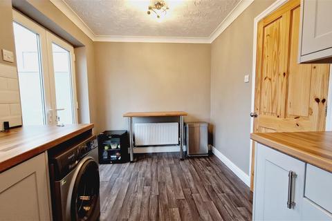 3 bedroom semi-detached house to rent, Stirling Close, Winsford