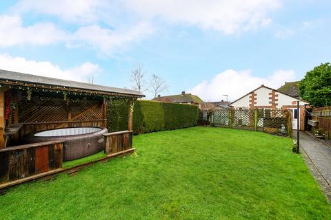 3 bedroom end of terrace house for sale, The Oval, Surrey GU7