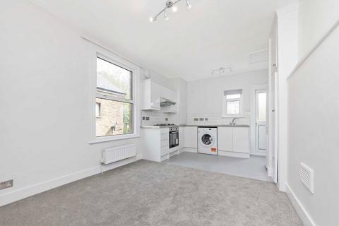 2 bedroom maisonette to rent, Radbourne Road, London SW12