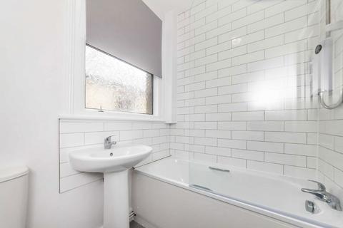 2 bedroom maisonette to rent, Radbourne Road, London SW12