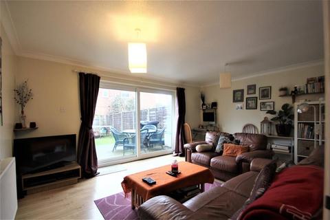 3 bedroom end of terrace house to rent, Queens Road, Woking GU21